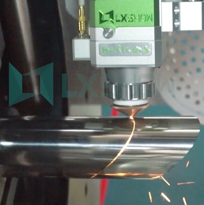 A máquina de corte de tubo a laser CNC LX63TS corta tubo quadrado de aço inoxidável de 1 mm