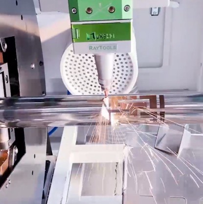 A máquina de corte de tubo a laser de fibra LX62TH corta tubo redondo de aço inoxidável com 1 mm de diâmetro 50 mm
